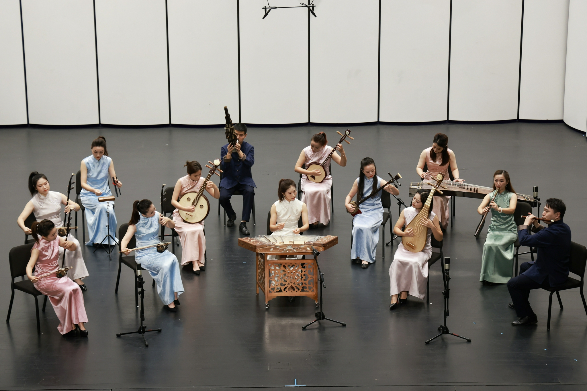 一个所有人员都是民乐专业科班出身的专攻江南丝竹演奏的非职业乐团