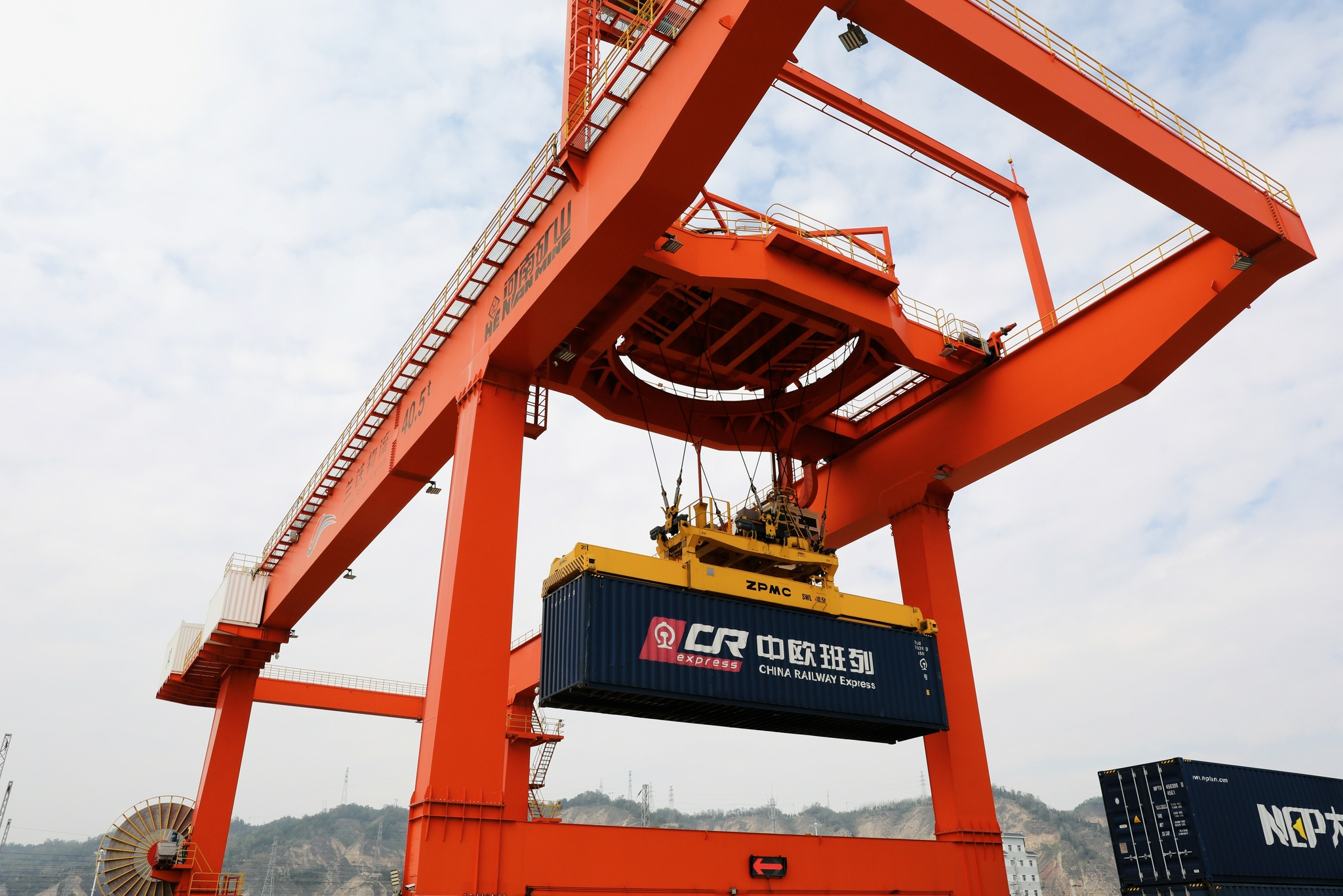 为确保"中吉乌"国际多式联运班列顺利开行,兰州铁路局充分发挥西部