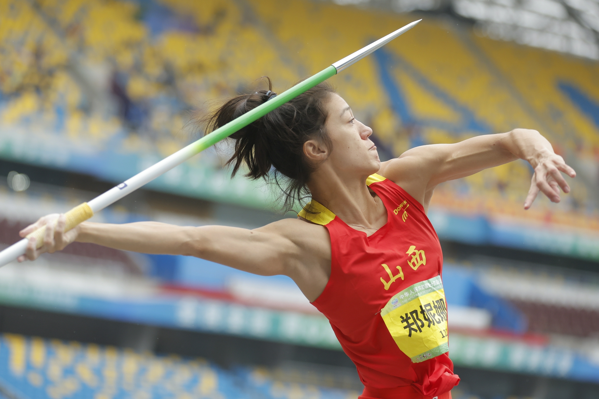 郑妮娜力在标枪比赛中.