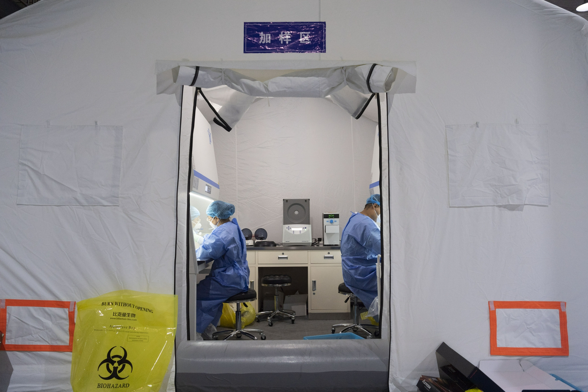 工作人员在位于巴彦县的黑龙江省疾控中心移动方舱核酸检测实验室工作