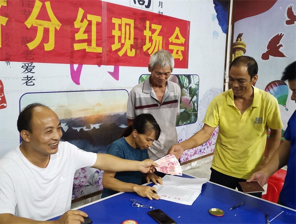 南宁市马山县加善村村集体经济首次分红两千余村民领红包