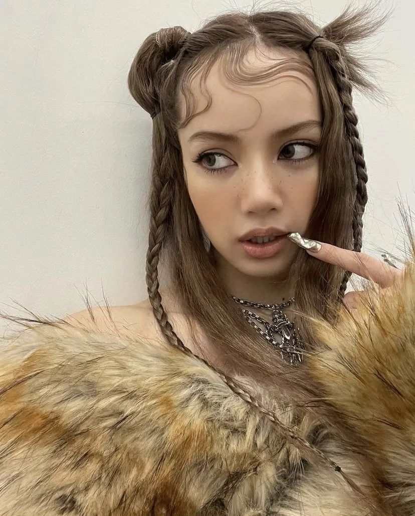 掀开铁刘海lisa新造型露额头引热议网友直呼无法接受