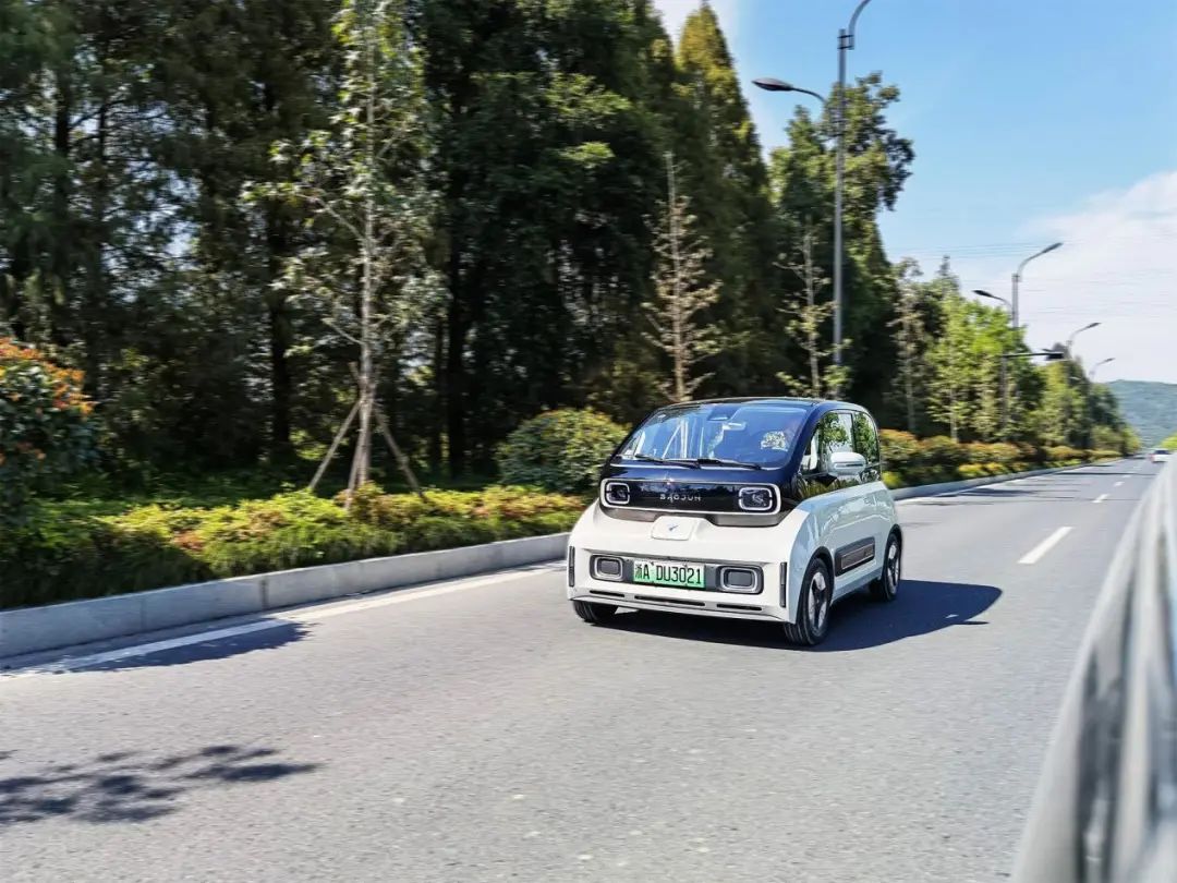 又一网红敢跟百万豪车抢回头率抢先试驾宝骏kiwiev