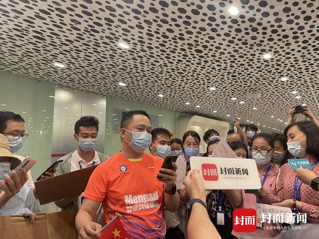 孟晚舟归来，有人用口红在双手写上“欢迎回家”！休闲区蓝鸢梦想 - Www.slyday.coM