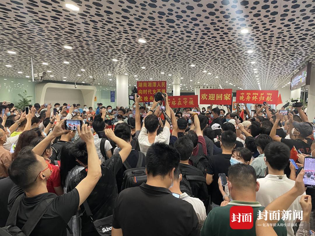 孟晚舟归来，有人用口红在双手写上“欢迎回家”！休闲区蓝鸢梦想 - Www.slyday.coM