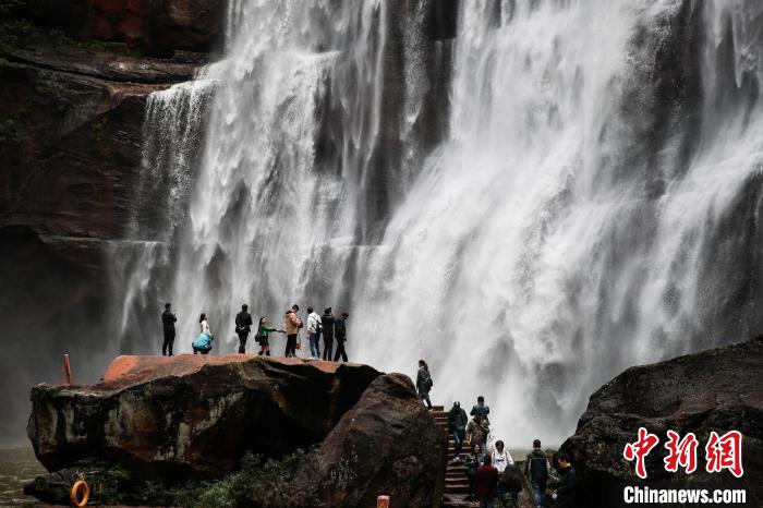 图为游客在贵州赤水大瀑布游玩。瞿宏伦 摄