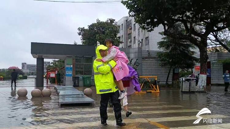 雨中暖心一幕！聊城东阿一学校门口因降雨积水 交警蹚水抱学生过马路休闲区蓝鸢梦想 - Www.slyday.coM