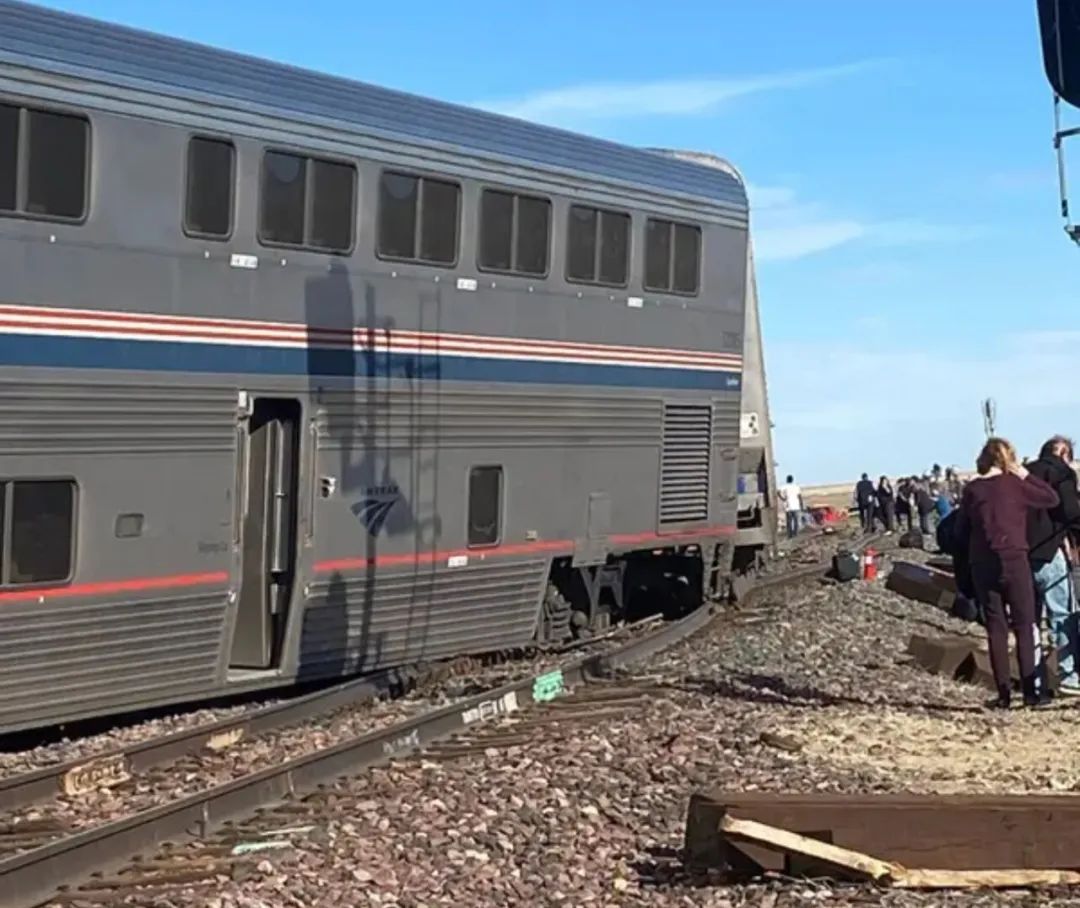 今晨突发，美国火车脱轨砸烂大巴，6死77伤！|特朗普|火车脱轨|事故_新浪新闻