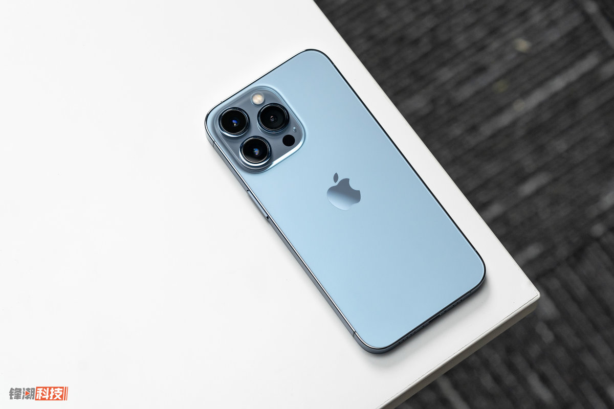 在盒子上就直接印刷着iphone 13 pro的机身背面图,远峰蓝的配色作为