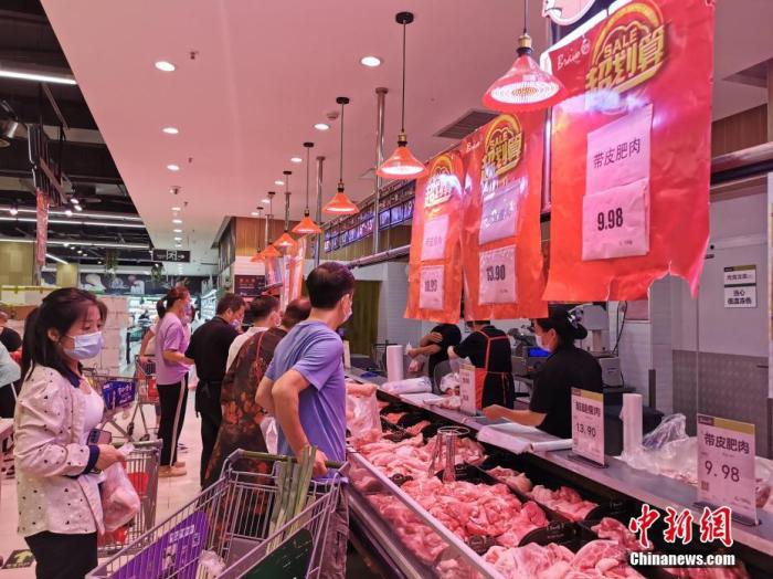 资料图：市民在超市选购肉品。中新社记者 韩章云 摄