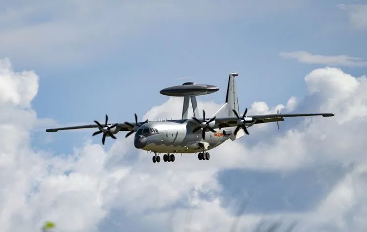 参加第13届中国航展中国空军空警-500预警机抵达航展现场.