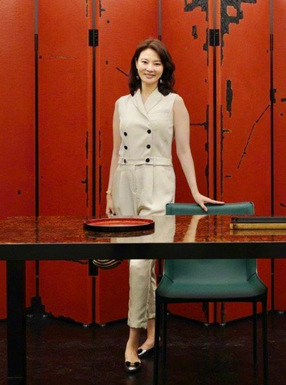 更喜欢浅色的搭配,不妨看看刘芳菲这身白色西装领连体裤造型