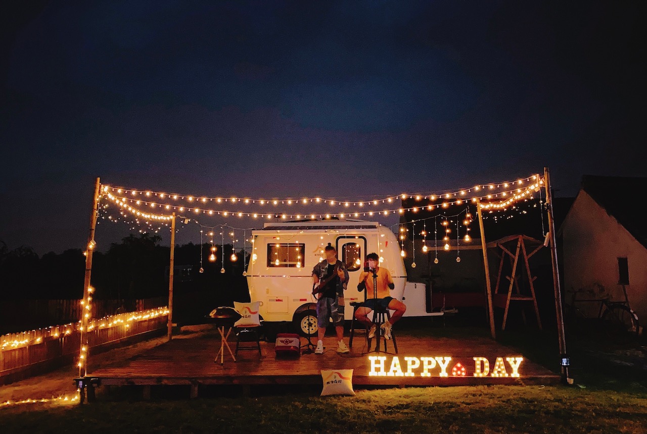 "不插电"的小舞台迎龙村图