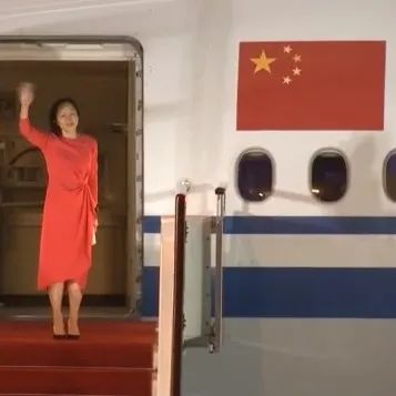 孟晚舟:祖国,我回来了! 与机场迎接人员齐唱《歌唱祖国》|孟晚舟|歌唱祖国|祖国_新浪新闻