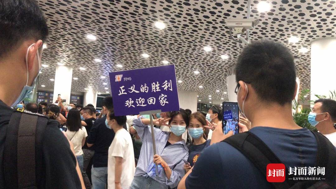 孟晚舟归来，有人用口红在双手写上“欢迎回家”！休闲区蓝鸢梦想 - Www.slyday.coM