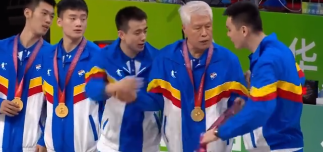 暖哭!辽宁队颁奖杨鸣将金牌让给81岁蒋兴权赵继伟摘下金牌给杨导休闲区蓝鸢梦想 - Www.slyday.coM 暖哭!辽宁队颁奖杨鸣将金牌让给81岁蒋兴权赵继伟摘下金牌给杨导休闲区蓝鸢梦想 - Www.slyday.coM