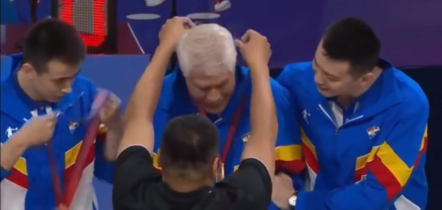 暖哭!辽宁队颁奖杨鸣将金牌让给81岁蒋兴权赵继伟摘下金牌给杨导休闲区蓝鸢梦想 - Www.slyday.coM 暖哭!辽宁队颁奖杨鸣将金牌让给81岁蒋兴权赵继伟摘下金牌给杨导休闲区蓝鸢梦想 - Www.slyday.coM