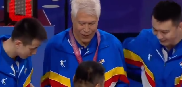 暖哭!辽宁队颁奖杨鸣将金牌让给81岁蒋兴权赵继伟摘下金牌给杨导休闲区蓝鸢梦想 - Www.slyday.coM 暖哭!辽宁队颁奖杨鸣将金牌让给81岁蒋兴权赵继伟摘下金牌给杨导休闲区蓝鸢梦想 - Www.slyday.coM