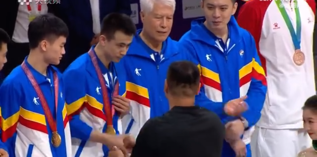 暖哭!辽宁队颁奖杨鸣将金牌让给81岁蒋兴权赵继伟摘下金牌给杨导休闲区蓝鸢梦想 - Www.slyday.coM 暖哭!辽宁队颁奖杨鸣将金牌让给81岁蒋兴权赵继伟摘下金牌给杨导休闲区蓝鸢梦想 - Www.slyday.coM