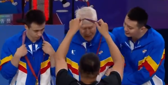 暖哭!辽宁队颁奖杨鸣将金牌让给81岁蒋兴权赵继伟摘下金牌给杨导休闲区蓝鸢梦想 - Www.slyday.coM 暖哭!辽宁队颁奖杨鸣将金牌让给81岁蒋兴权赵继伟摘下金牌给杨导休闲区蓝鸢梦想 - Www.slyday.coM