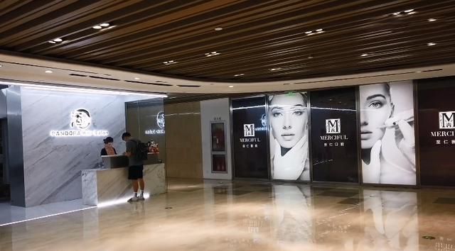 上海市中心尴尬的商场,位于南京西路地铁口,却毫无存在感休闲区蓝鸢梦想 - Www.slyday.coM