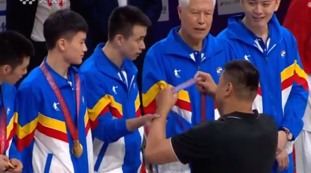 暖哭!辽宁队颁奖杨鸣将金牌让给81岁蒋兴权赵继伟摘下金牌给杨导休闲区蓝鸢梦想 - Www.slyday.coM 暖哭!辽宁队颁奖杨鸣将金牌让给81岁蒋兴权赵继伟摘下金牌给杨导休闲区蓝鸢梦想 - Www.slyday.coM