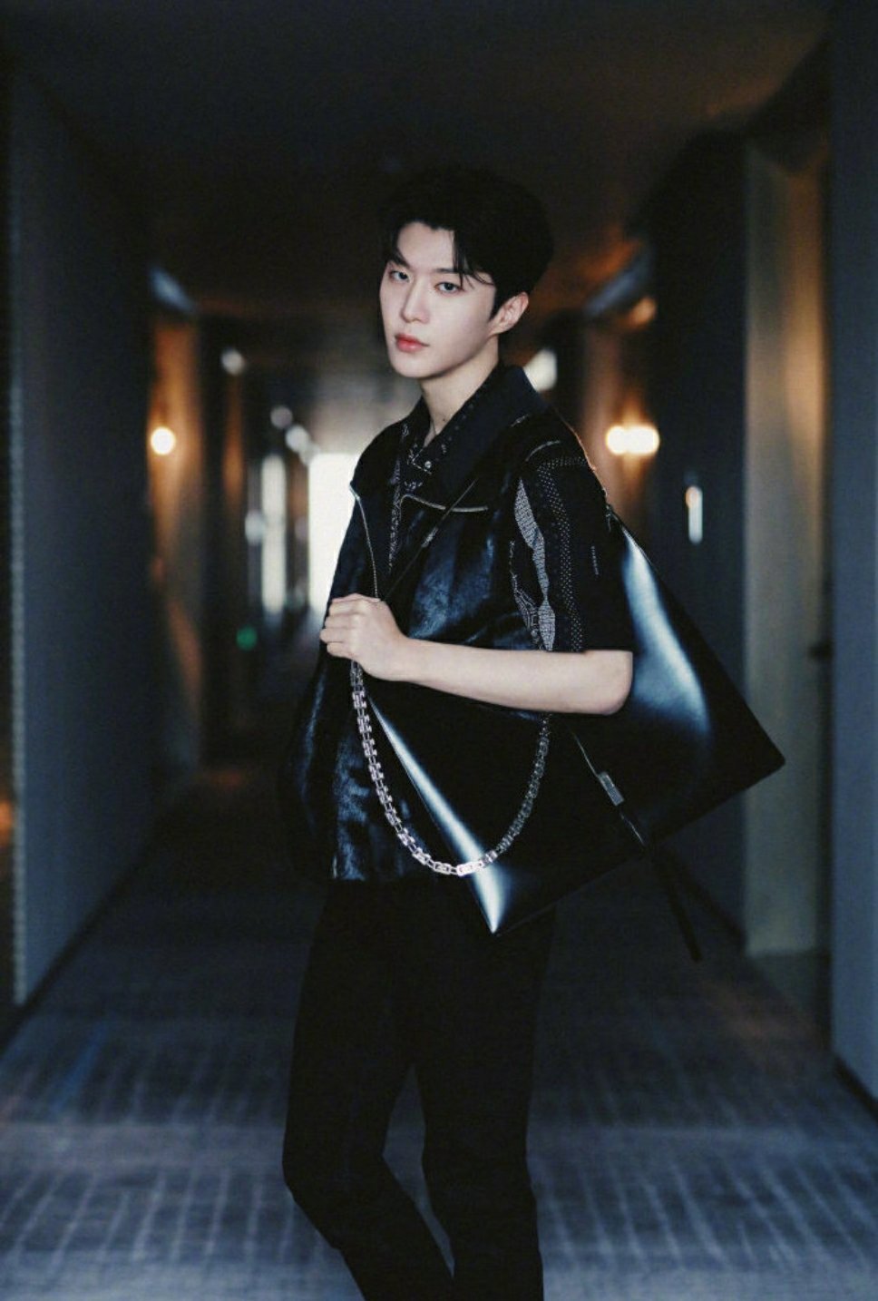 范丞丞最新品牌大片～ 身穿黑色皮衣,眼神飒气十足,太帅了……|范丞丞