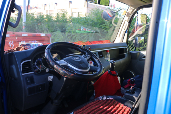 相比前款的v5车型,江淮骏铃v6采用了宽体驾驶室构造,内宽2071mm,不仅