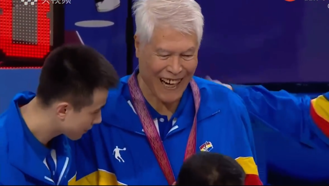 暖哭!辽宁队颁奖杨鸣将金牌让给81岁蒋兴权赵继伟摘下金牌给杨导休闲区蓝鸢梦想 - Www.slyday.coM 暖哭!辽宁队颁奖杨鸣将金牌让给81岁蒋兴权赵继伟摘下金牌给杨导休闲区蓝鸢梦想 - Www.slyday.coM