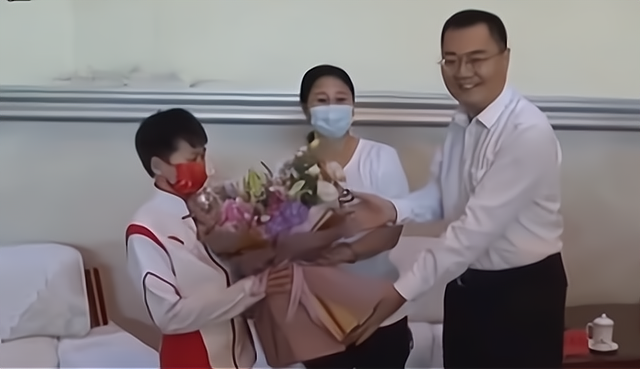 全红婵太开心了！接了广告后又逛动物园，还疑似入住超豪华酒店休闲区蓝鸢梦想 - Www.slyday.coM