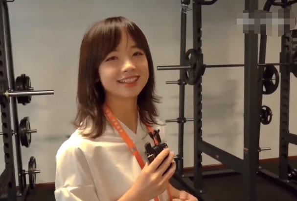 王冰冰体验奥运冠军训练器材,举杠铃深蹲直呼太沉,试