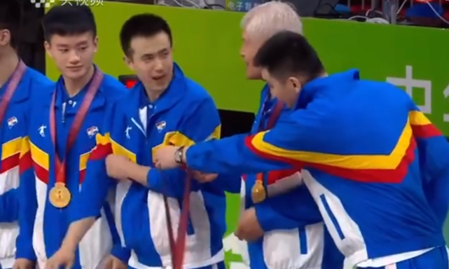 暖哭!辽宁队颁奖杨鸣将金牌让给81岁蒋兴权赵继伟摘下金牌给杨导休闲区蓝鸢梦想 - Www.slyday.coM 暖哭!辽宁队颁奖杨鸣将金牌让给81岁蒋兴权赵继伟摘下金牌给杨导休闲区蓝鸢梦想 - Www.slyday.coM