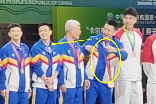 泪目!辽宁夺冠后,杨鸣却将金牌让给蒋兴权,谁注意赵继伟的举动休闲区蓝鸢梦想 - Www.slyday.coM