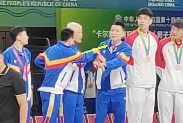 泪目!辽宁夺冠后,杨鸣却将金牌让给蒋兴权,谁注意赵继伟的举动休闲区蓝鸢梦想 - Www.slyday.coM