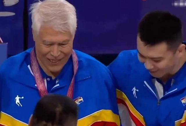 泪目!辽宁夺冠后,杨鸣却将金牌让给蒋兴权,谁注意赵继伟的举动休闲区蓝鸢梦想 - Www.slyday.coM