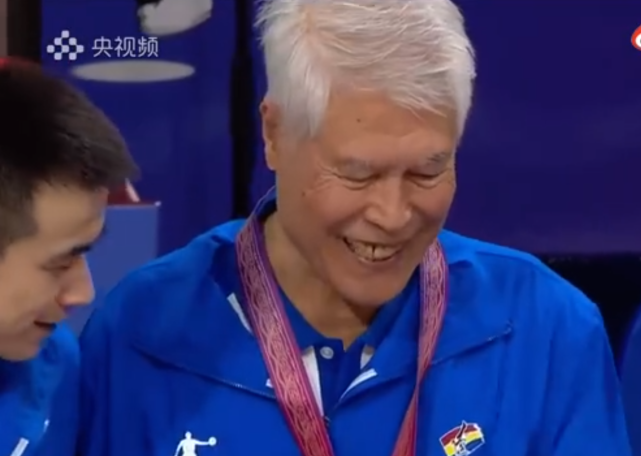 暖哭!辽宁队颁奖杨鸣将金牌让给81岁蒋兴权赵继伟摘下金牌给杨导休闲区蓝鸢梦想 - Www.slyday.coM 暖哭!辽宁队颁奖杨鸣将金牌让给81岁蒋兴权赵继伟摘下金牌给杨导休闲区蓝鸢梦想 - Www.slyday.coM