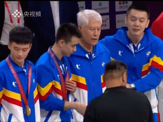 暖哭!辽宁队颁奖杨鸣将金牌让给81岁蒋兴权赵继伟摘下金牌给杨导休闲区蓝鸢梦想 - Www.slyday.coM 暖哭!辽宁队颁奖杨鸣将金牌让给81岁蒋兴权赵继伟摘下金牌给杨导休闲区蓝鸢梦想 - Www.slyday.coM
