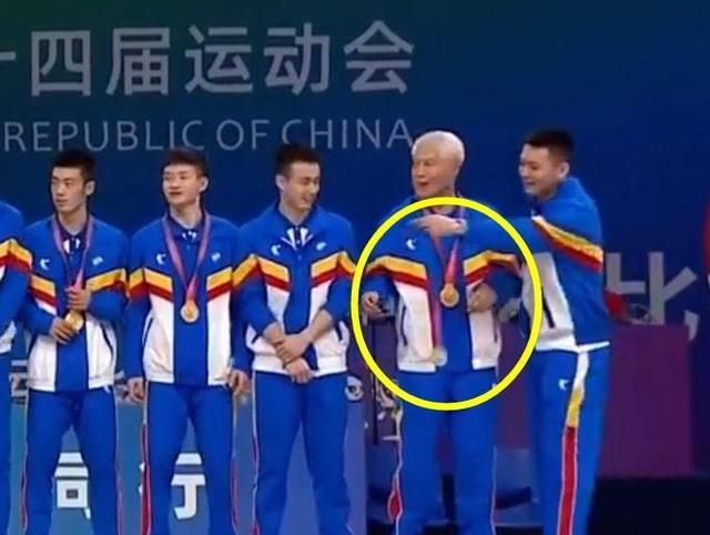 泪目!辽宁夺冠后,杨鸣却将金牌让给蒋兴权,谁注意赵继伟的举动休闲区蓝鸢梦想 - Www.slyday.coM