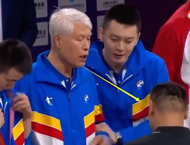 泪目!辽宁夺冠后,杨鸣却将金牌让给蒋兴权,谁注意赵继伟的举动休闲区蓝鸢梦想 - Www.slyday.coM