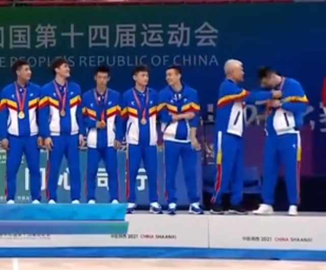 暖哭!辽宁队颁奖杨鸣将金牌让给81岁蒋兴权赵继伟摘下金牌给杨导休闲区蓝鸢梦想 - Www.slyday.coM 暖哭!辽宁队颁奖杨鸣将金牌让给81岁蒋兴权赵继伟摘下金牌给杨导休闲区蓝鸢梦想 - Www.slyday.coM