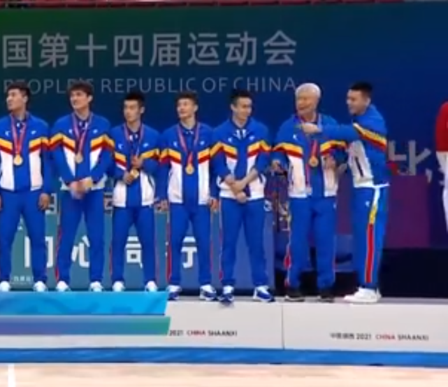 暖哭!辽宁队颁奖杨鸣将金牌让给81岁蒋兴权赵继伟摘下金牌给杨导休闲区蓝鸢梦想 - Www.slyday.coM 暖哭!辽宁队颁奖杨鸣将金牌让给81岁蒋兴权赵继伟摘下金牌给杨导休闲区蓝鸢梦想 - Www.slyday.coM
