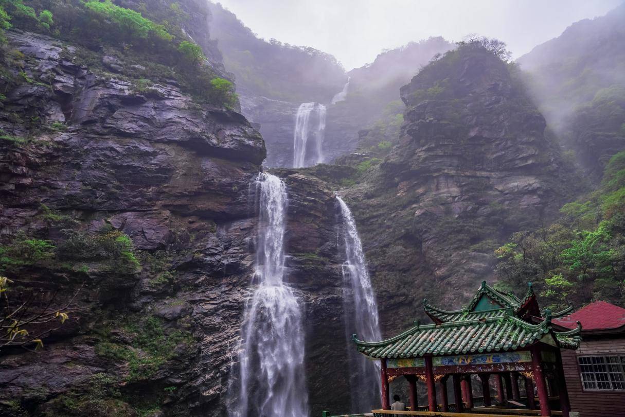 古往今来,歌咏三叠泉瀑布的佳作可谓不胜枚举.