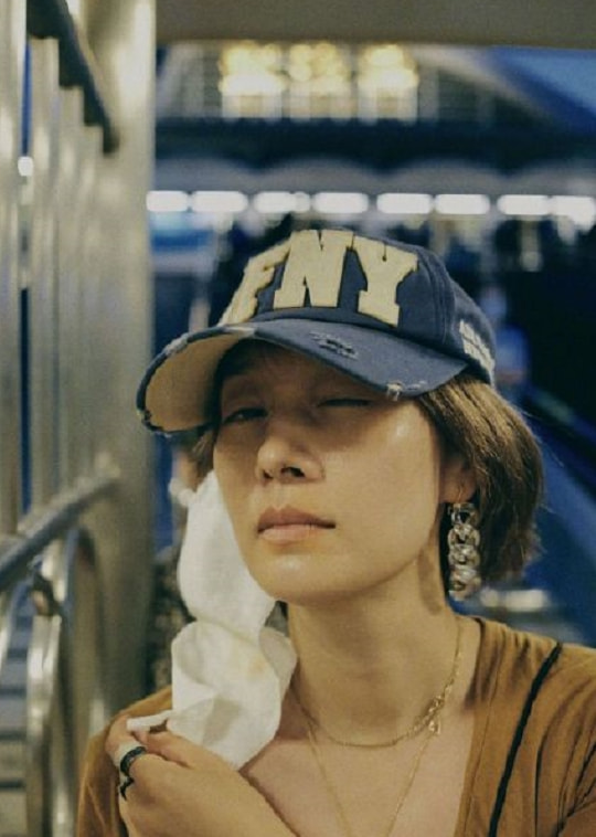 45岁马伊琍近照曝光与好友打卡环球影城素颜出镜被赞状态好