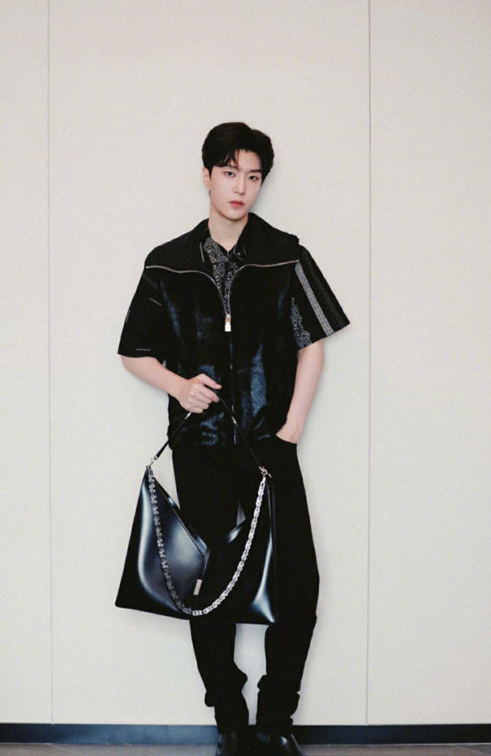 范丞丞最新品牌大片～ 身穿黑色皮衣,眼神飒气十足,太帅了……|范丞丞