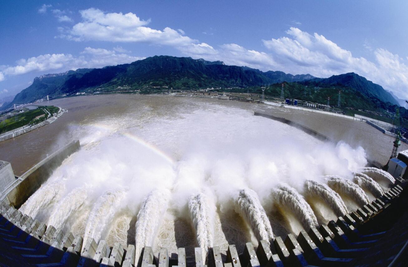 三峡大坝的结构非常特殊,包括主体建筑物工程及导流工程两部分,大坝为