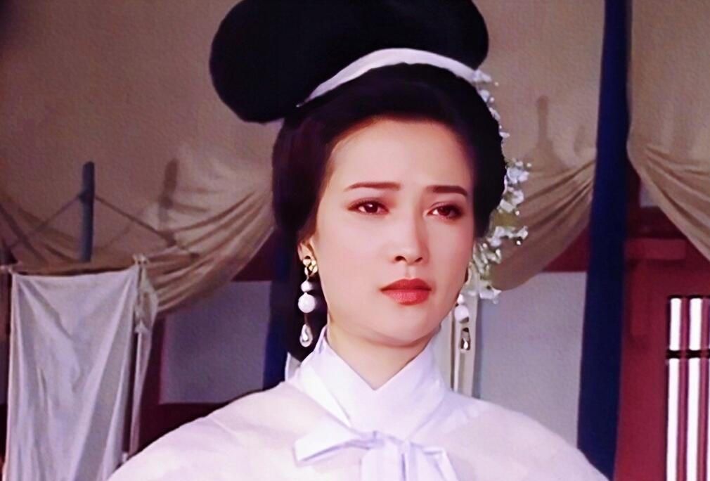 何晴饰演的小乔,贤良淑德,眉眼弯弯,有种柔情似水的感觉,轻嗔薄怒亦很