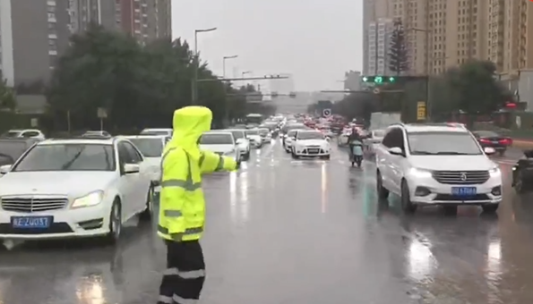 陕西一交警在朋友圈晒收到的雨伞：虽然变成了“浇警”，但收获了满满的幸福休闲区蓝鸢梦想 - Www.slyday.coM