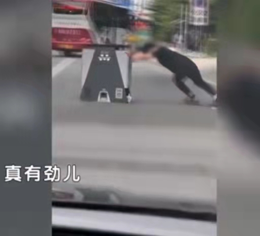 北京一男子因压力大，为泄愤拿路边垃圾桶撒气，不顾路人劝阻还拳打民警，已刑拘休闲区蓝鸢梦想 - Www.slyday.coM