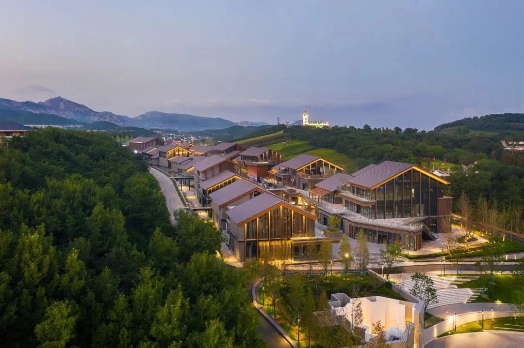 融创首个文旅小镇"阿朵小镇"发布,绽放一个时代的诗和远方