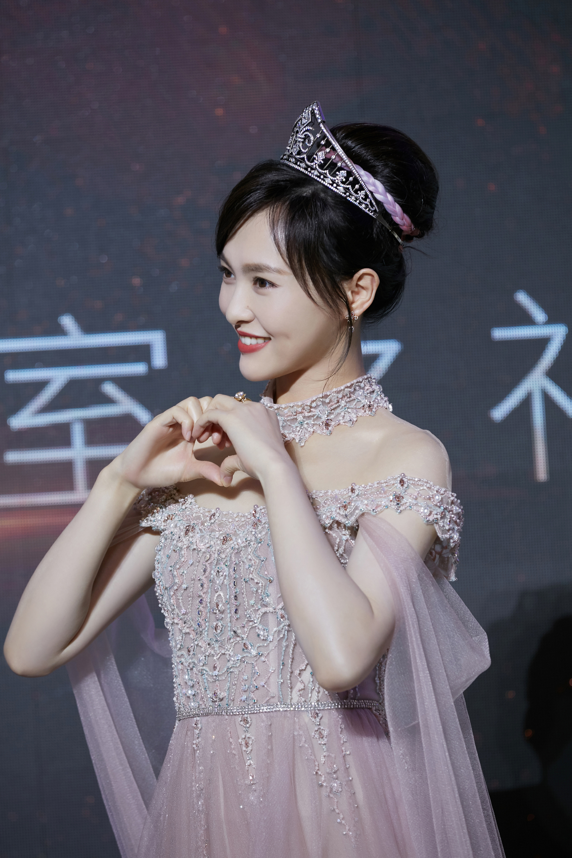 唐嫣公主造型写真曝光裸色纱裙尽显温柔与高贵